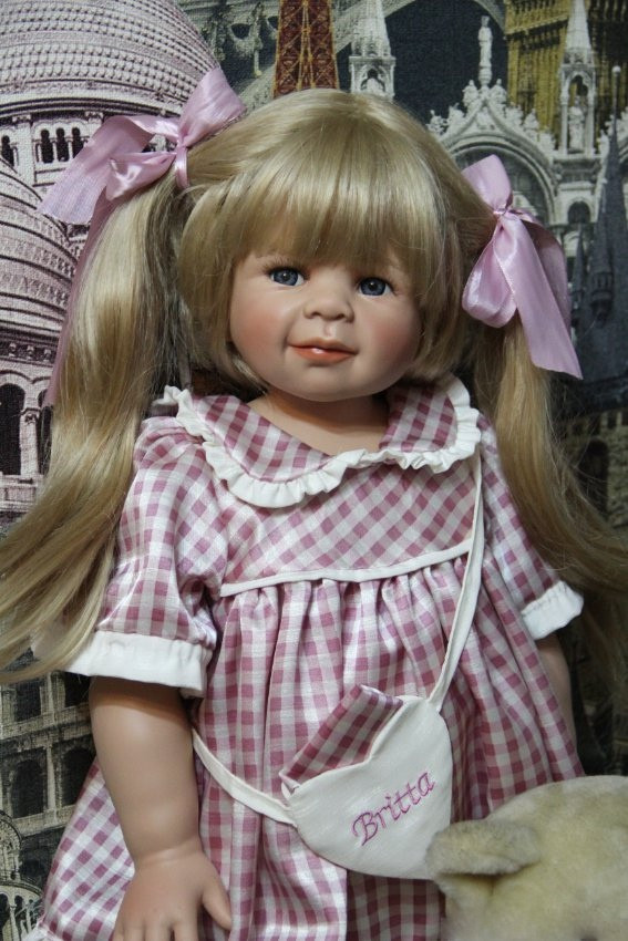 Britta  v  rôzných šatôčkách zberateľská bábika