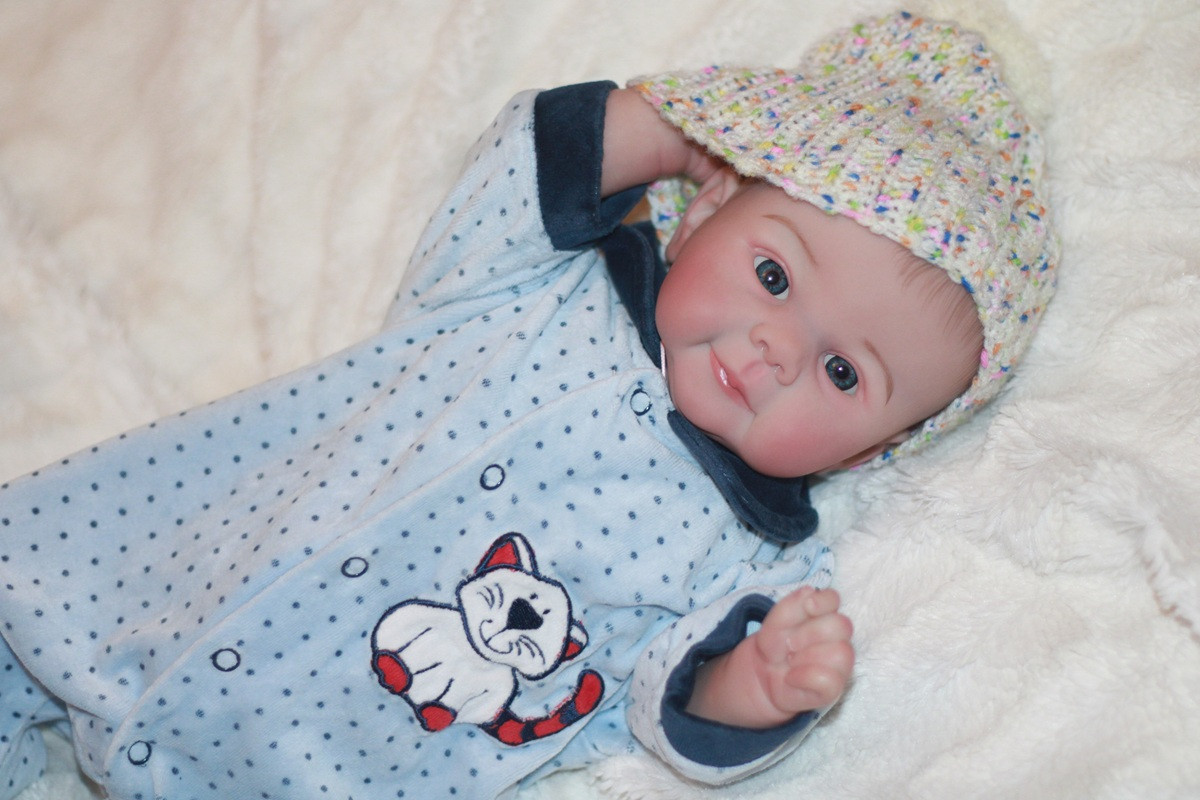 Smejúca sa  realistická bábika Oliver