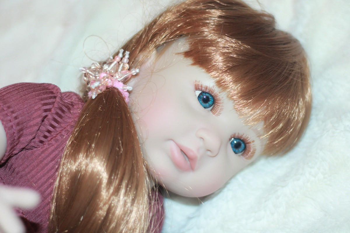 Realistická  celovinylová bábika 04